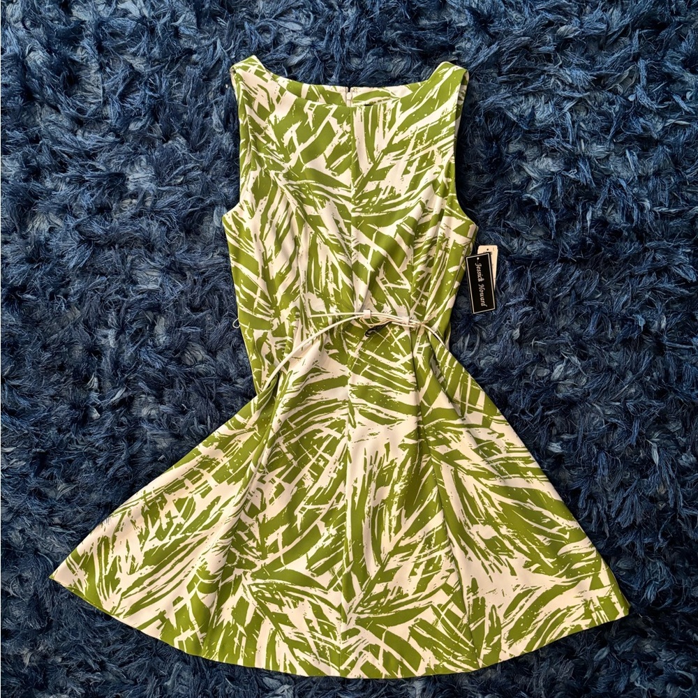 Jessica Howard belted dress with tags. Size 14. Green & white design.